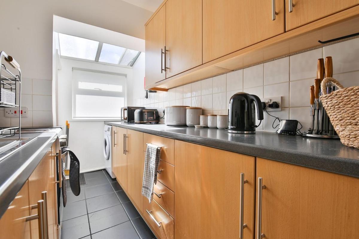 Modern 3-bed House In Holiday home Swansea