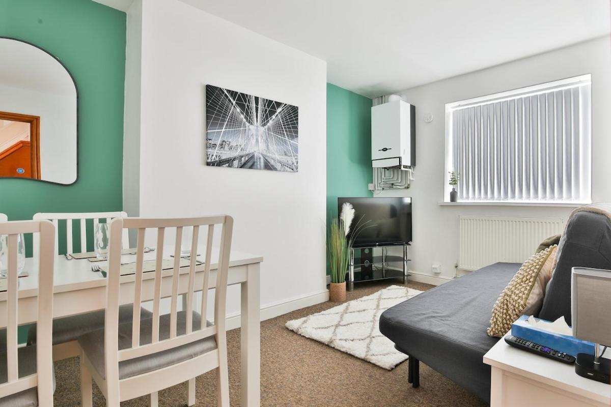 Modern 3-bed House In Swansea